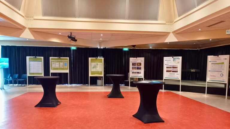 Aula zonder stoelen ingericht als multifunctionele ruimte voor bijvoorbeeld beurzen of informatiemarkten